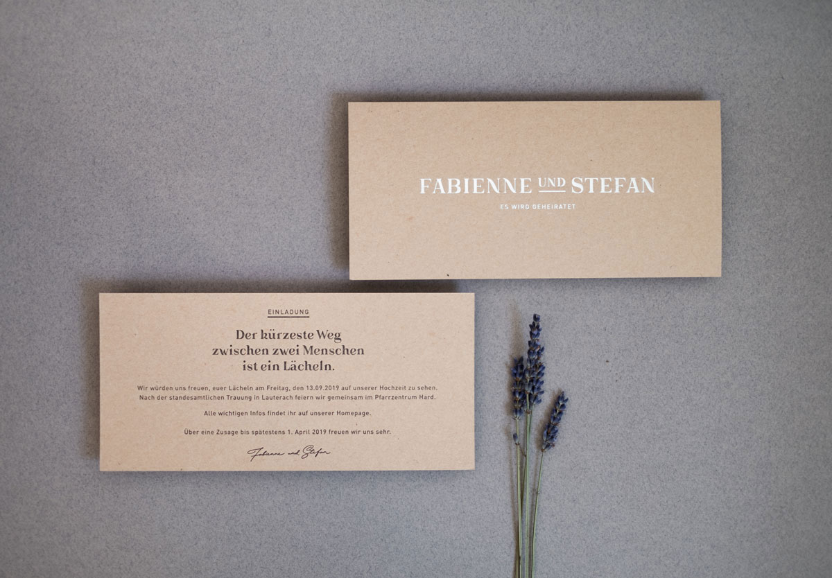 Hochzeitseinladung aus Naturkarton mit Silber Letterpress Druck. Von Simone Angerer. Fotos von Nina Broell.