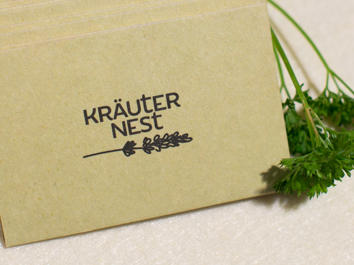 Visitenkarten für das Kräuternest. Logo und Branding Design von Simone Angerer. Foto von Nina Bröll.