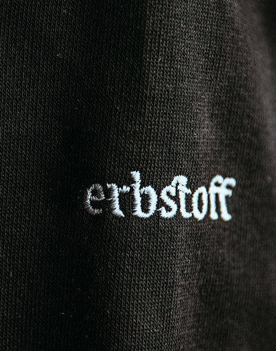 Erbstoff Logo gestickt. Grafikdesign von Simone Angerer. Foto von Pia Pia Pia Berchtold.