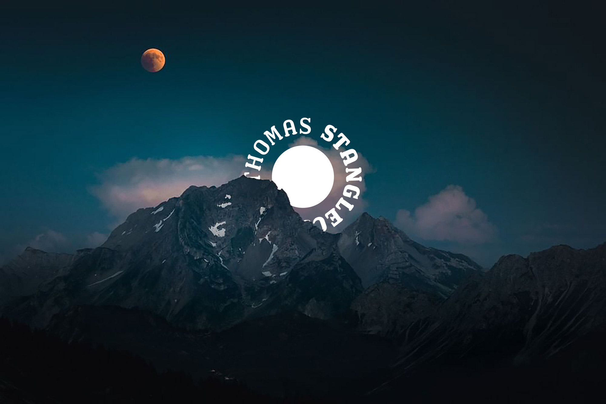 Blutmond Nachthimmel und Berge von Stanglechner Thomas. Logo und Grafikdesign von Simone Angerer.