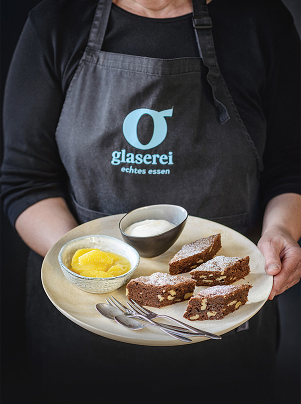 Schürze mit Glaserei Logo von Simone Angerer.