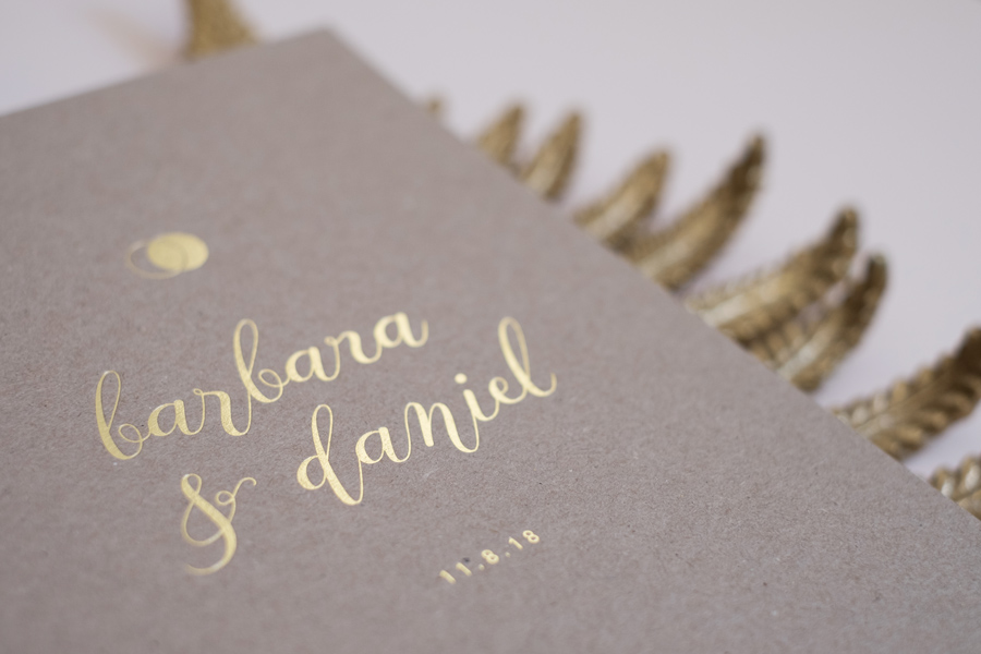 Barbara und Daniel. Hochzeitseinladung aus Graupappe. Bedruckt mit Letterpress und Veredelt mit Heißfolienprägung. Gestaltung von Simone Angerer.