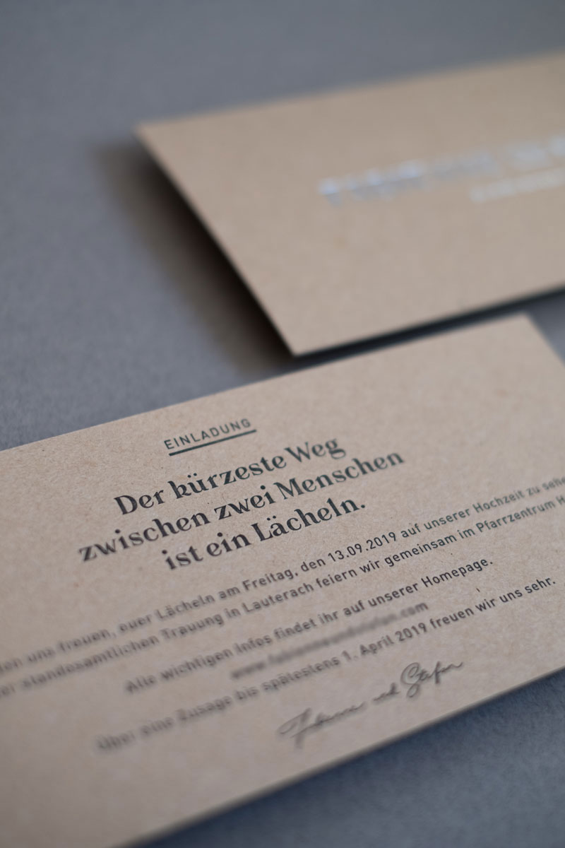 Hochzeitseinladung aus Naturkarton mit Silber Letterpress Druck. Von Simone Angerer. Fotos von Nina Broell.