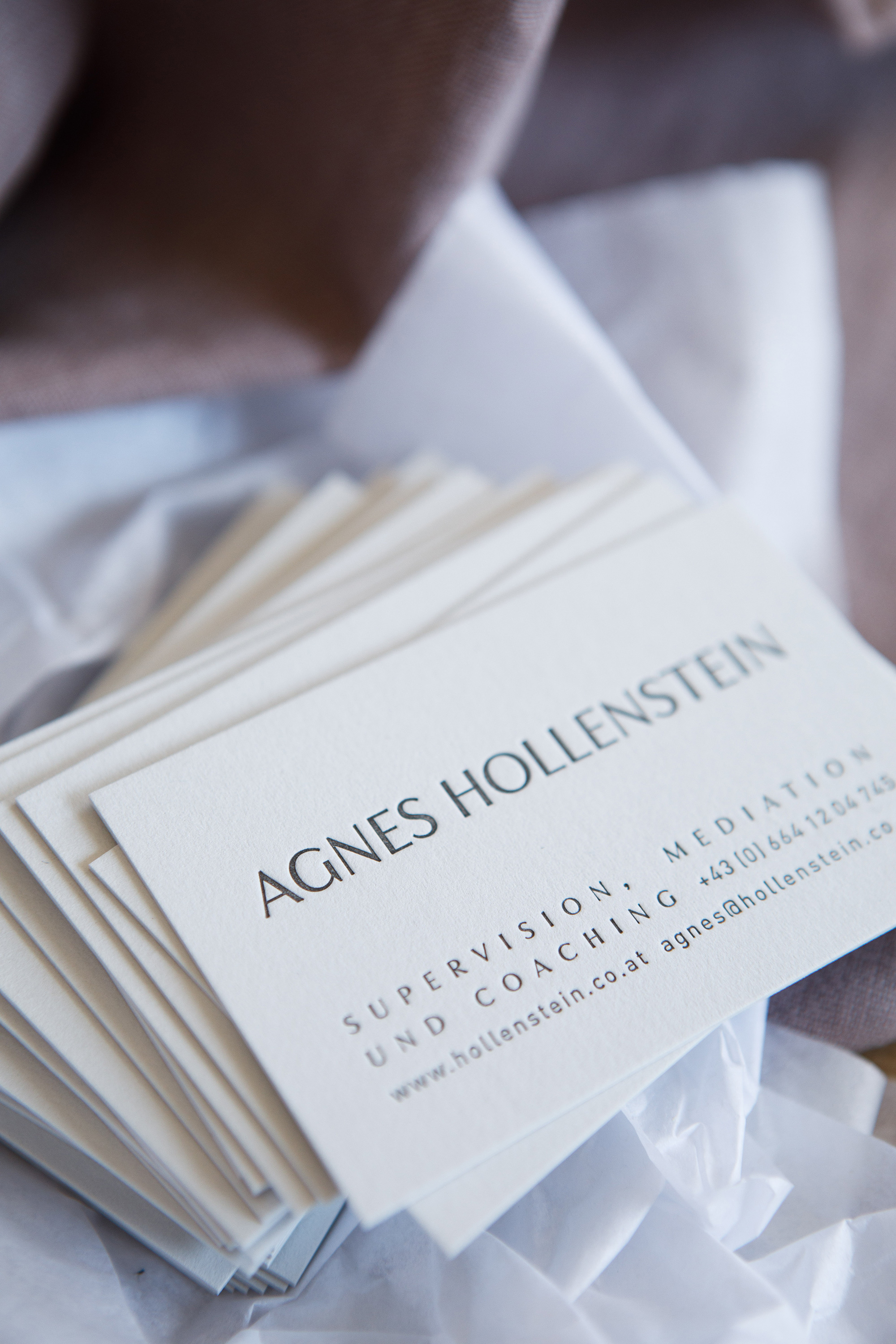 Letterpress Visitenkarten für Agnes Hollenstein. Supervision, Mediation und Coaching. Grafikdesign von Simone Angerer.