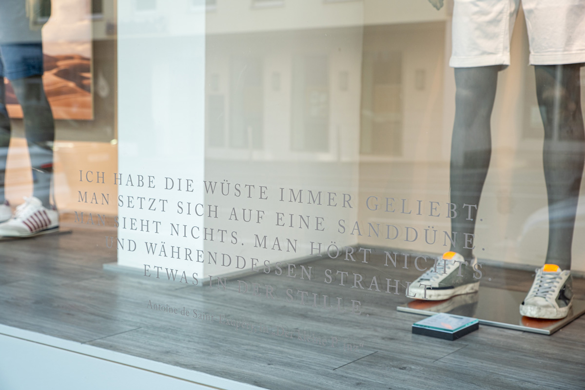 Schaufenster Beklebung für Sagmeister der Mann in Bregenz. Schaufenster Gestaltung von Simone Angerer. Foto von Pia Pia Pia Berchtold.