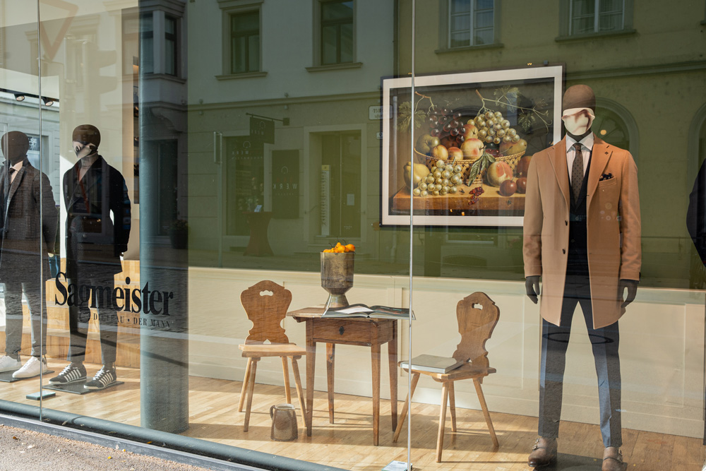 Schaufenster in der Römerstraße in Bregenz. Schaufenster Inszenierung mit modernen Sillleben für Sagmeister der Mann. Foto von Pia Pia Pia Berchtold.