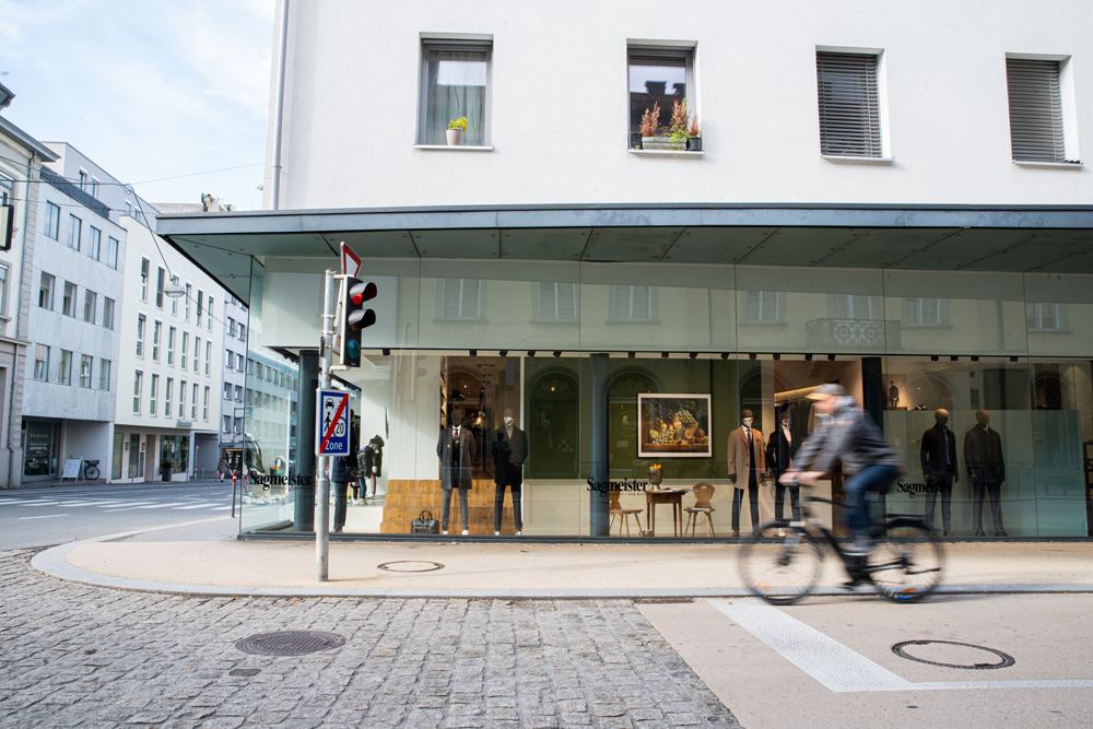 Schaufenster von Sagmeister in der Römerstraße in Bregenz. Räumliche Inszenierung von Simone Angerer. Foto von Pia Pia Pia Berchtold.