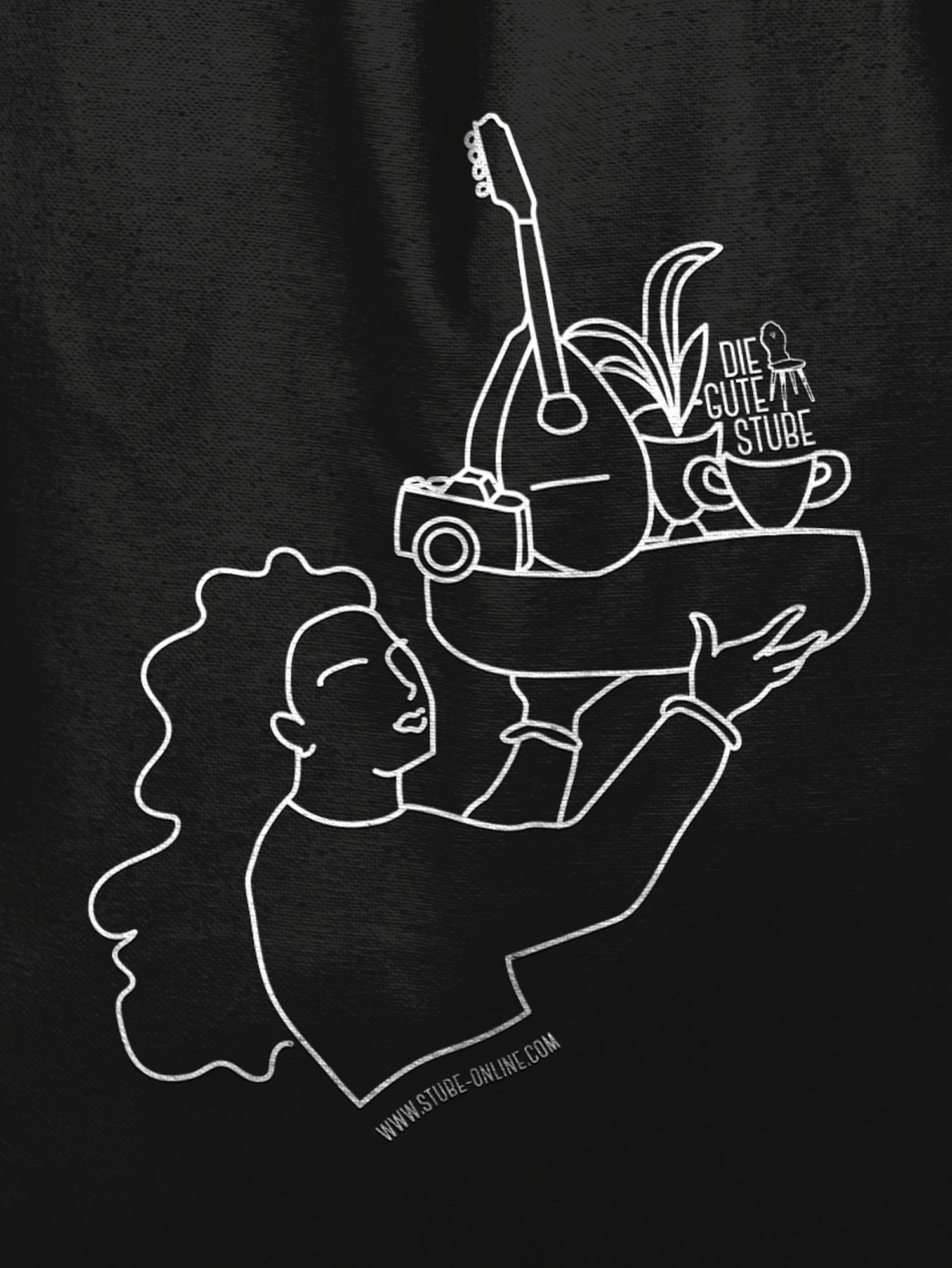 Fotografie, Musik und Keramik sind drei der wichtigsten Kreativbereiche der Guten Stube Andelsbuch. Weiße Lineart Illustration auf schwarzer Baumwolltasche. Tagelohn der Guten Stube Andelsbuch. Illustration von Simone Angerer.
