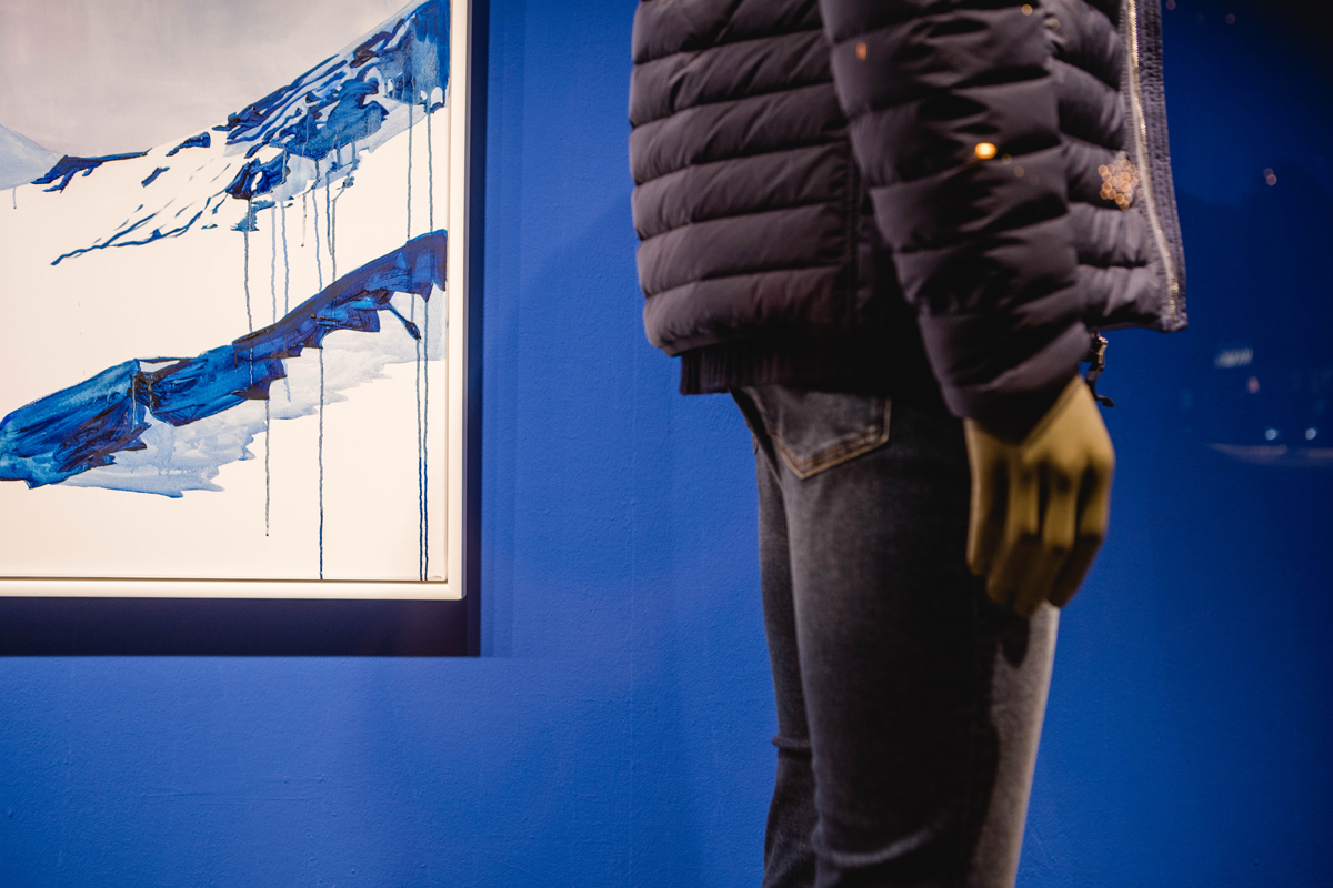 Fashion Meets Art. Schaufenster Gestaltung von Simone Angerer für Sagmeister, der Mann in Bregenz. MIt Kunst von Hannah Philomena Scheiber.