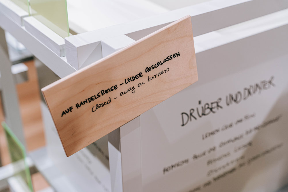Auf Handelsreise – Leider geschlossen. Handlettering von Simone Angerer für die Ausstellung "Weltstadt oder so" im Vorarlberg Museum Bregenz. Foto von Pia Pia Pia.